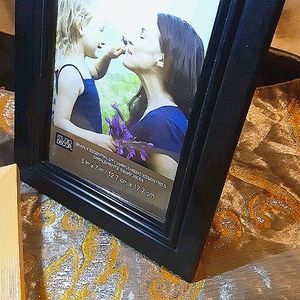 2 picture frames green , black